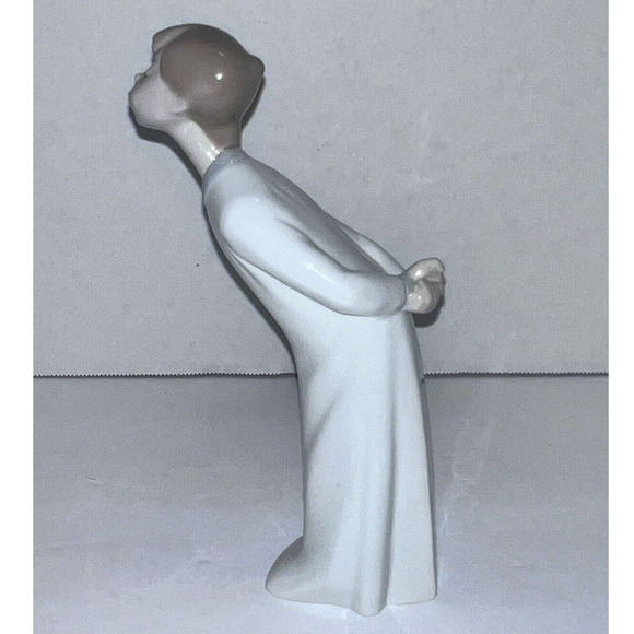 Vintage Lladro Boy In Nightgown Boy Kissing Figurine Spain #4869 - Retired - Picture 2 of 9